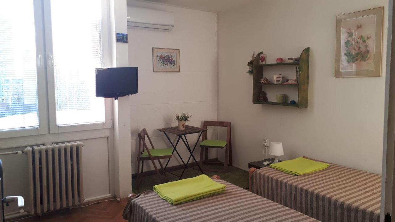 Skopje - Center Bright Apartment Bagian luar foto